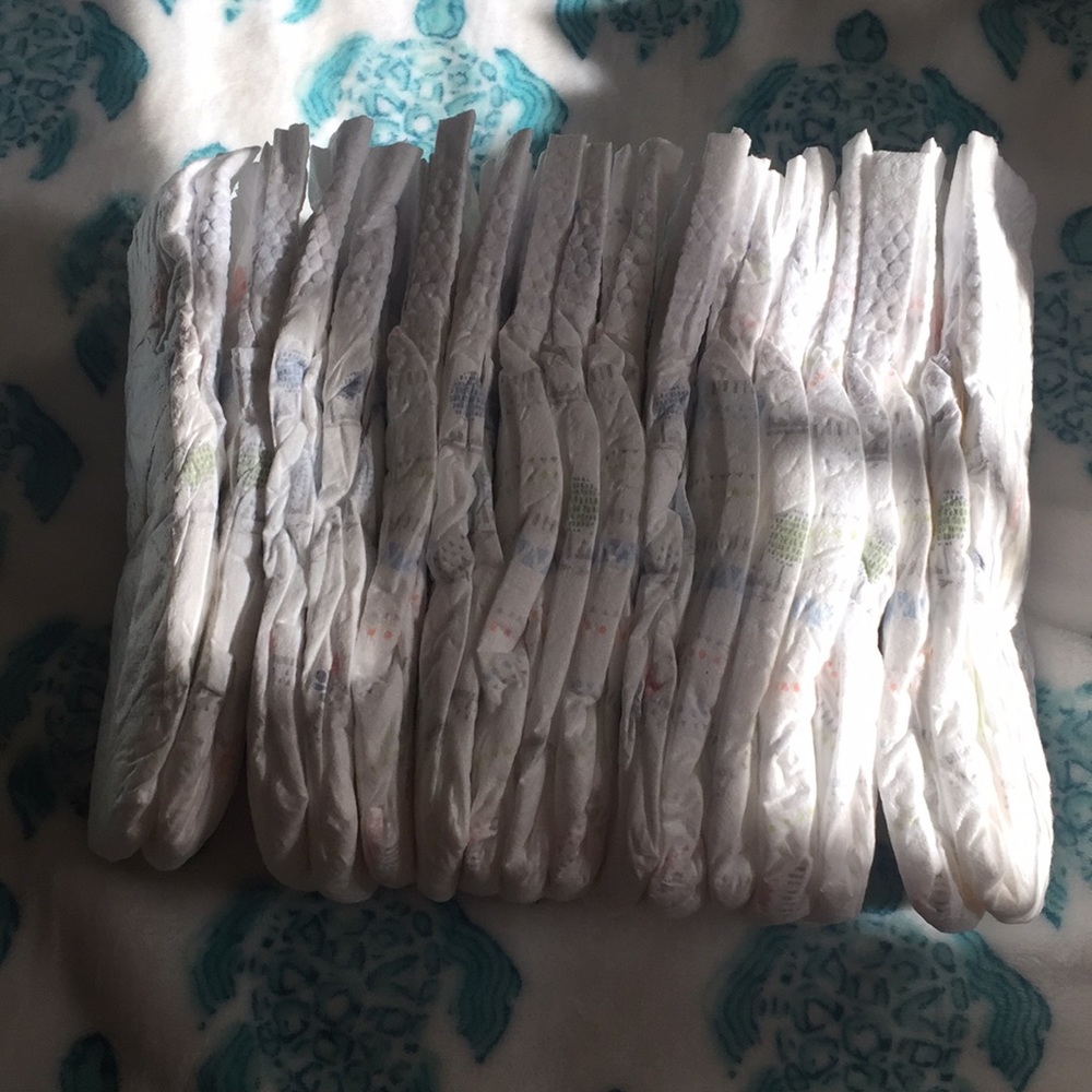 (16 diapers) size 4 little snugglers Huggies